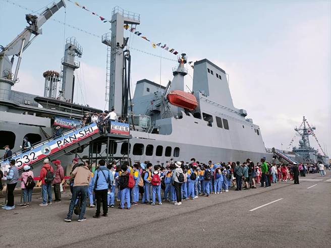 海军敦睦远航训练支队17日抵达台中港，一早吸引大批民眾排队登舰。（陈淑娥摄）