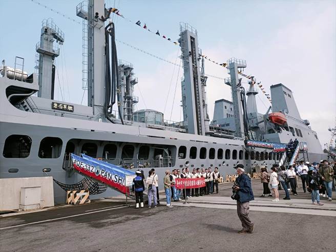 海军敦睦远航训练支队17日抵达台中港，一早吸引大批民眾排队登舰。（陈淑娥摄）