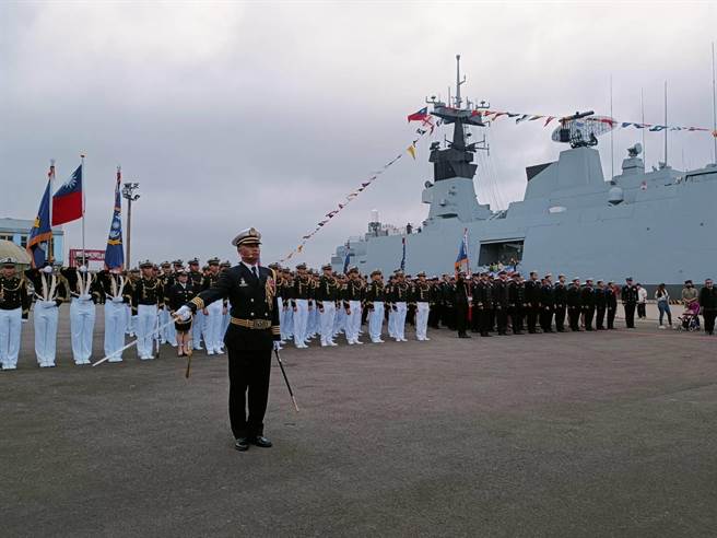 海军官校学生鼓号乐队、陆战仪队及莒拳队等带来精采演出。（陈淑娥摄）