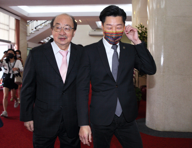 无党籍立委林昶佐（右）17日在立院发表声明，表示自己不会竞选2024连任，民进党立院党团总召柯建铭（左）闻讯前来关心。（张铠乙摄）