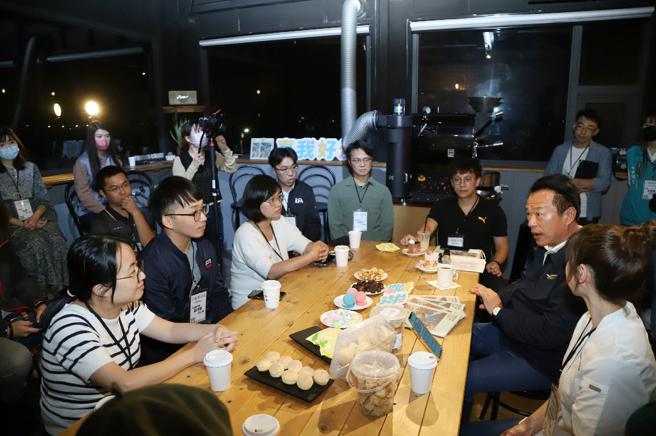 翁章梁也分享前不久從歐洲、日本帶回來的經驗，與青年朋友互相交流。(嘉義縣政府勞青處提供)
