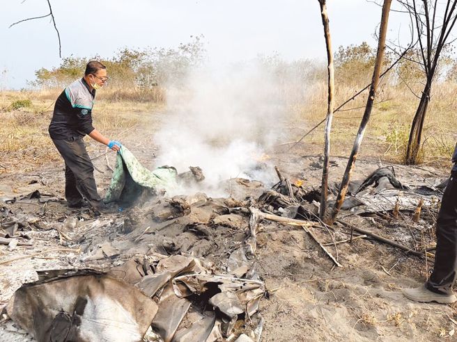 机上年仅18岁的男子本田英希，与妈妈、阿姨、弟弟等家人到台旅游，特地前往彰化顺风参观飞机，据悉参观结束后「想说」不然体验看看，没想到从此断魂他乡。(民眾提供／吴建辉彰化传真)