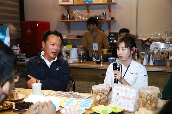 翁章梁鼓勵青年利用「嘉我好漾」平台互相交流，累積信任合作基礎(嘉義縣政府勞青處提供)