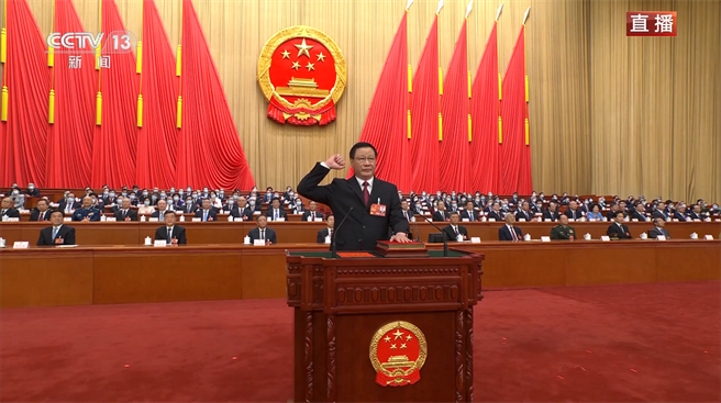 应勇日前进行宪法宣誓。（央视）