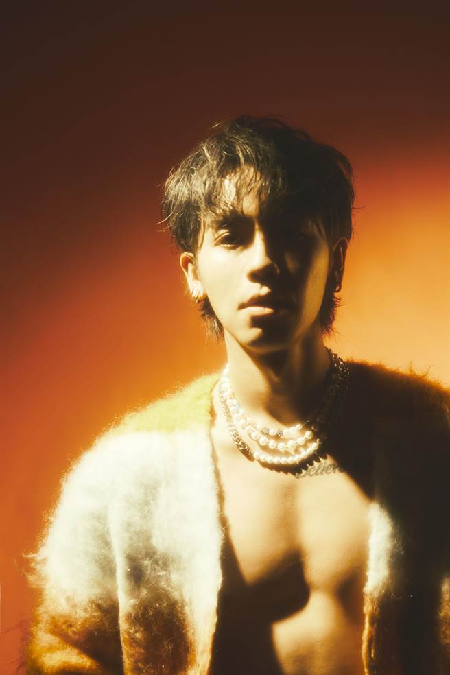 鼓鼓从男孩蜕变充满男人味。（相信音乐提供）