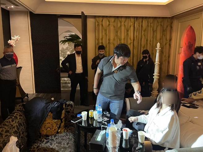 第六分局警方昨天在网路上看到影片后，确认澄男所在的汽车旅馆到场攻坚逮人．（翻摄照片／张亦惠台中传真）