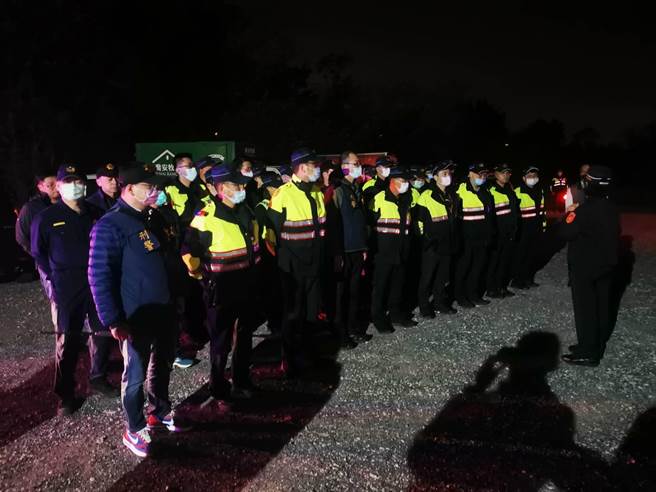 金门县警局昨日夜间大规模进行「启动快速打击犯罪部队」测试，共出动21台警车及50余名警力进行演练。(图／警方提供)