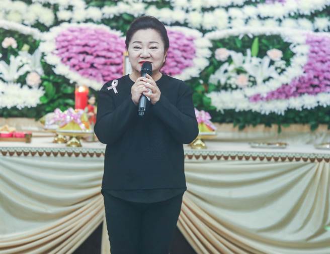 大姊大白冰冰与周家人感情甚笃，今第一位上台致词。（粘耿豪摄）