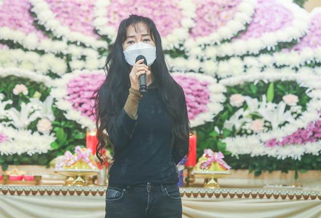 狄莺亲昵喊周雅芳妈妈「阿母」，上台致词一开口就泣不成声。（粘耿豪摄）