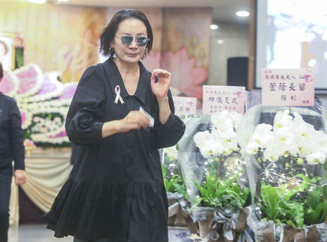 陈亚兰到场致意。（粘耿豪摄）