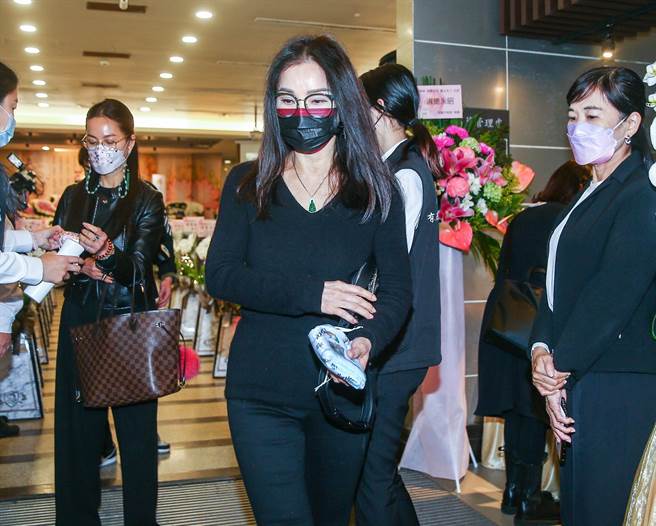 陈美凤到场致意。（粘耿豪摄）