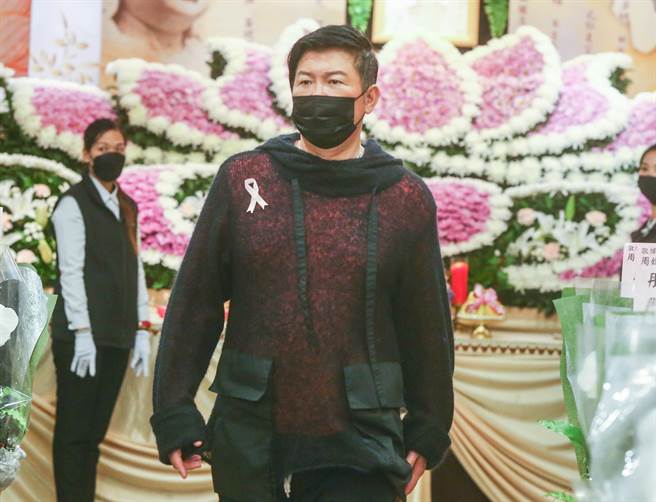 曾国城是伍宗德好友，今也前来致意。（粘耿豪摄）