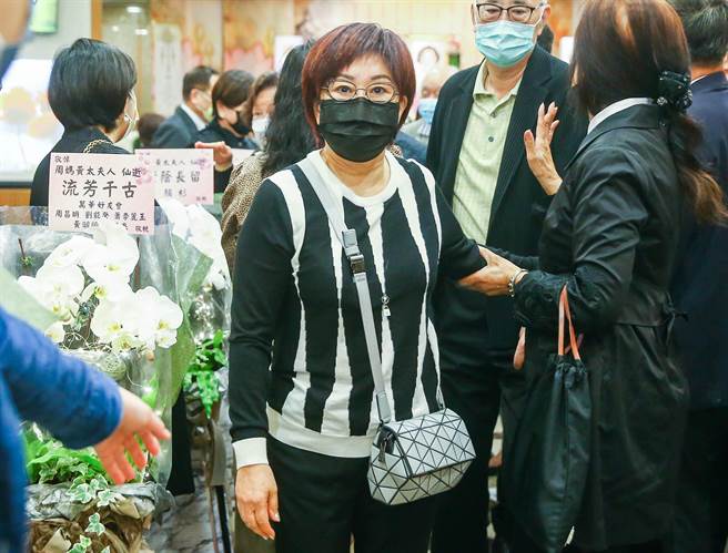 林志颖妈妈林金花和周雅芳是多年好友，特别前来致意。（粘耿豪摄）