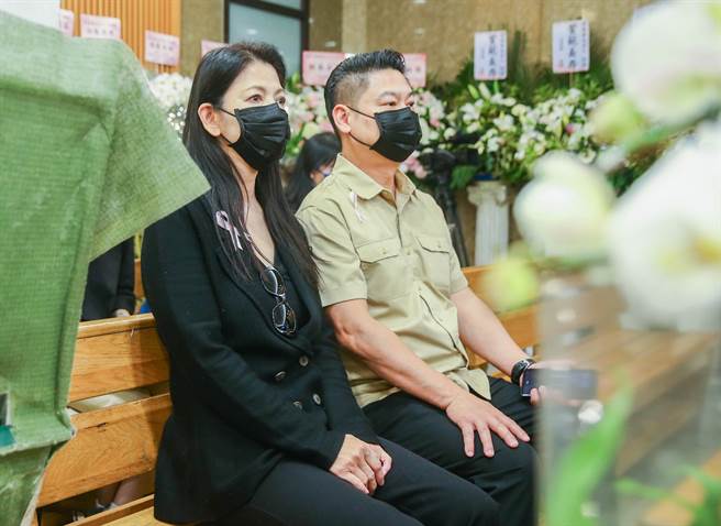 陈明真夫妇到场致意。（粘耿豪摄）
