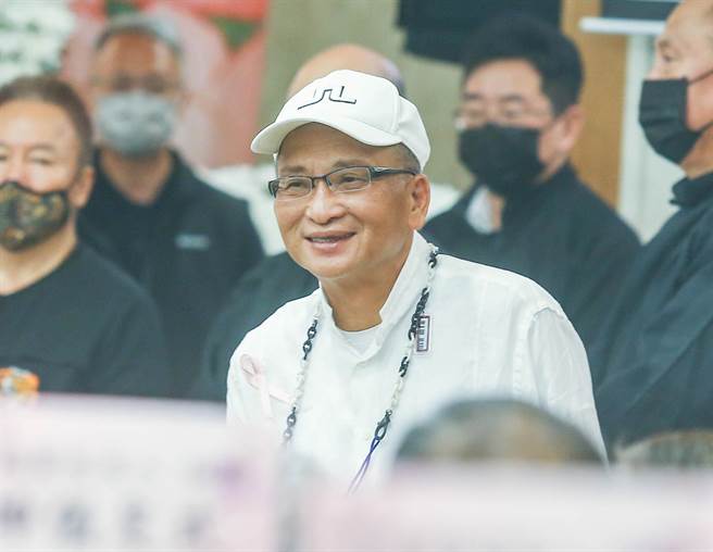 孔锵昨录制节目受伤挂彩，今仍从医院赶来致意。（粘耿豪）