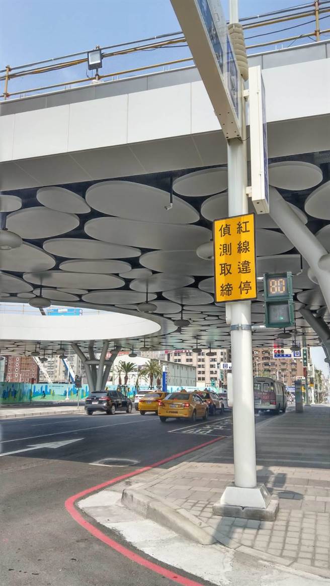 高雄车站站东路科技执法4月1日上路，违规临停3分钟将开罚，最多荷包喷1200元。（崔正纲摄）