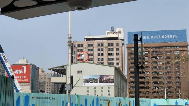 高雄车站站东路科技执法（红圈）4月1日上路，违规临停3分钟将开罚，最多荷包喷1200元。（崔正纲摄）