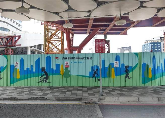 高雄车站站东路科技执法4月1日上路，违规临停3分钟将开罚，最多荷包喷1200元。（崔正纲摄）