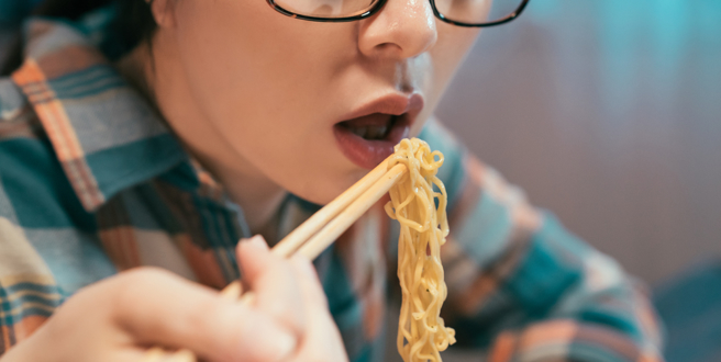 29歲女吃飽突然覺得手腳麻痺，送醫檢查竟然中風了。（示意圖／shutterstock）