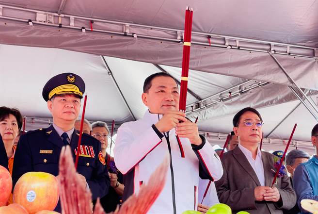 新北市长侯友宜带领宾客进行开工祝祷。（吕健豪摄）