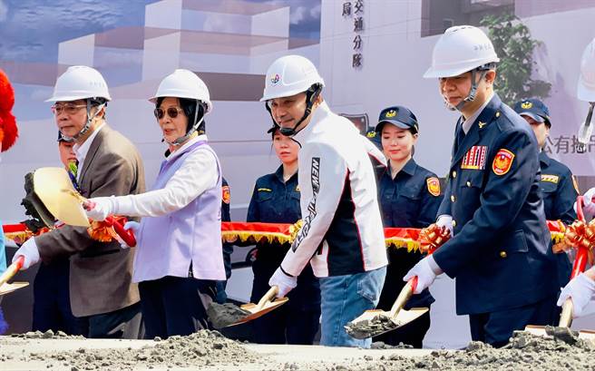 侯友宜与与会贵宾一同动铲宣告工程启动。（吕健豪摄）