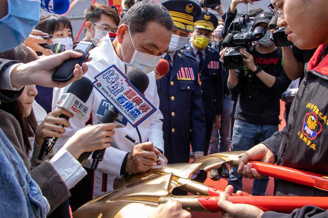 动土典礼后，侯友宜在金铲上签名留念。（实习记者徐澜摄）