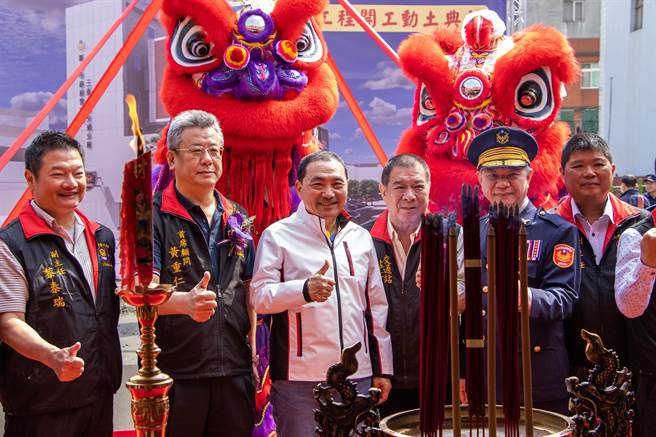 典礼结束后，侯友宜与现场宾客合影留念。（实习记者徐澜摄）