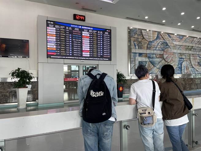 有粉丝今来等接机。（洪靖宜摄）