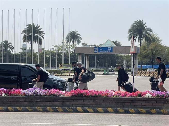 相关人员已先抵高雄为演场会准备。（洪靖宜摄）