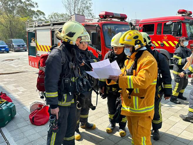 金门消防局昨日于安岐多元照顾中心办理火灾抢救演练，强化对于照护场所火灾抢救及应变能力。(图／金门县消防局提供)
