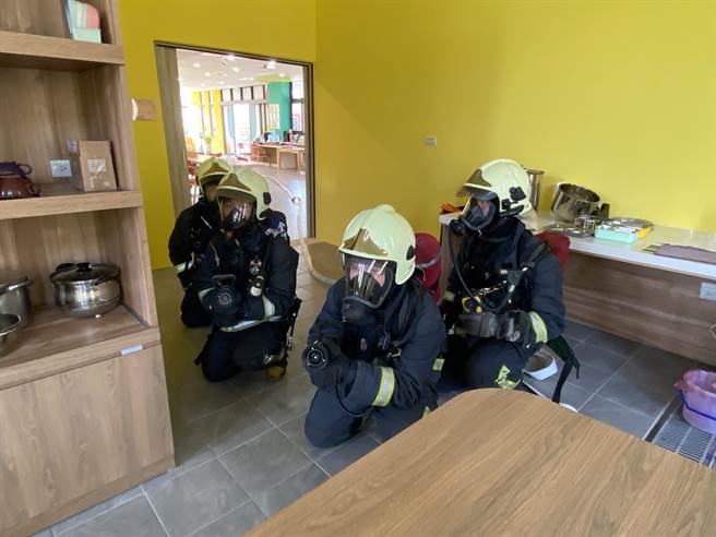 金门消防局昨日于安岐多元照顾中心办理火灾抢救演练，强化对于照护场所火灾抢救及应变能力。(图／金门县消防局提供)