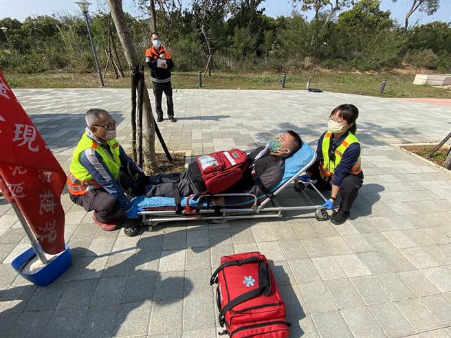 年长者行动不便，避难疏散较为困难，透过演练加强场所消防与公共安全。(图／金门县消防局提供)