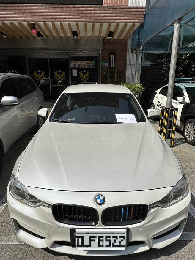 新北市警方查扣3辆黑帮成员的名车。（翻摄照片／林郁平台北传真）