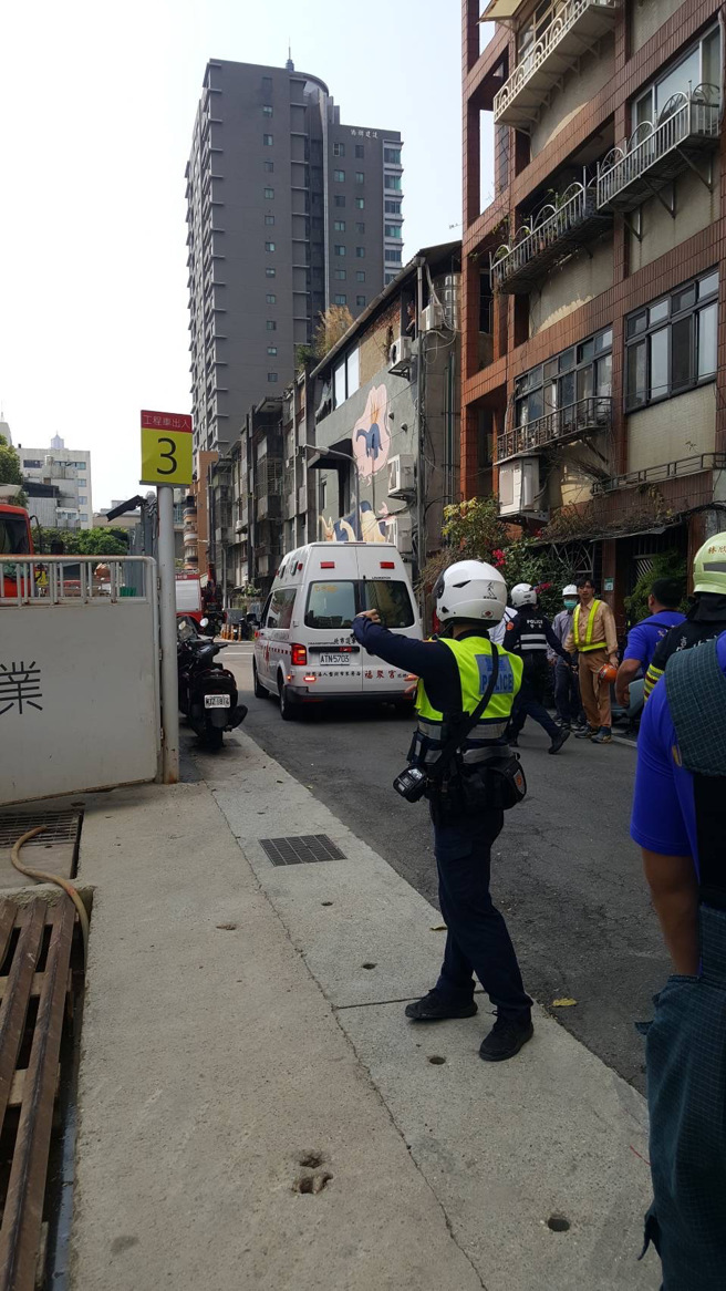 警消到场紧急将受伤工人送医抢救。(翻摄照片／林郁平台北传真)