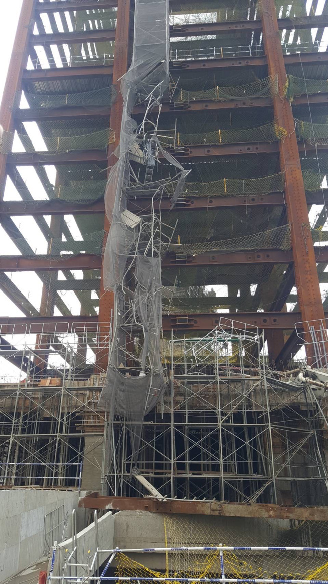 北市工地惊传工安意外，一名工人不慎坠落至6楼，当场失去生命迹象。(翻摄照片／林郁平台北传真)