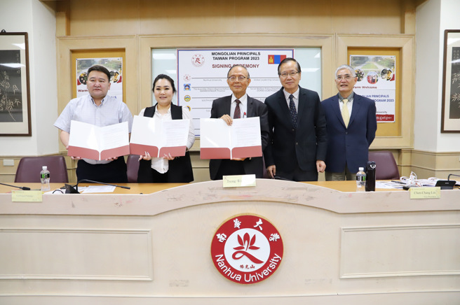 南华大学校长林聪明(中)表示，希望透过此次的交流及签约，可以深化国际合作并扩大交流。(照片/南华大学提供)