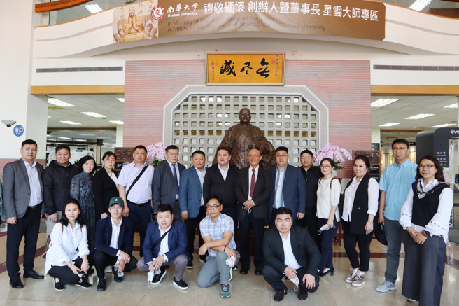 蒙古参访团为期两天的交流行程，南华大学特别安排参观图书馆，也参观「礼敬缅怀创办人星云大师」纪念专区及「缅怀大师墨宝特展」藉以礼敬星云大师。(照片/南华大学提供)