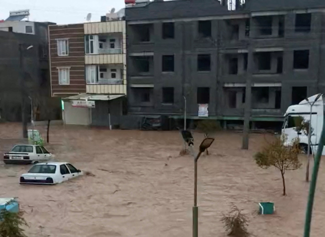 土耳其尚勒乌尔法省（Sanliurfa）遭暴雨侵袭导致洪水泛滥，街道转眼间就成了泥河。（路透）