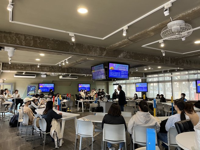 东海全面提供参赛学生免费使用ChatGPT进行参赛作品设计，更重要是鼓励来自各地的参赛团队使用AI设计AI，站在巨人的肩膀上，以AI作为工具设计作品。(照片/东海大学提供)