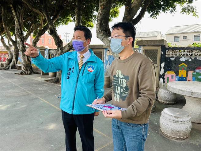 金门县长陈福海(左)希望校方能思考教学场域的运用，完善幼儿园及低年级的教学活动空间。(图／金门县政府提供)