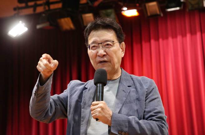 针对国民党选策会争议，中广董事长赵少康（见图）17日召开记者会，呼吁党中央扫除黑金、拔举贤能、停止内斗、团结对外，尽快撤除选策会。（赵双杰摄）