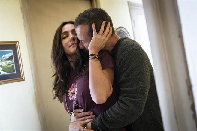 雅柏拉安吉欧琳（左）与法比欧佛洛在片中爱恨交织的剧情张力十足。（鸿联国际提供）