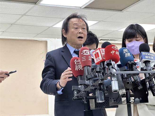 台北市议员王世坚17日下午出面说明是否角逐中正、万华区立委。（陈薏云摄）