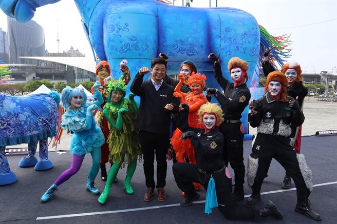 客委会副主委周江杰（左三）自承才到客委会服务不到50天，现阶段就是把当下工作做好。（邱立雅摄）