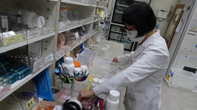 八里疗养院药师罗月霞说明院内2大类的安眠药成分差异。（八里疗养院提供）