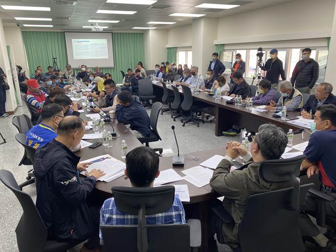 桃园市永安渔港渔民、中油及三接外推施工厂商，今日上午聚集中坜区渔会，协商补偿事宜。（蔡明亘摄）