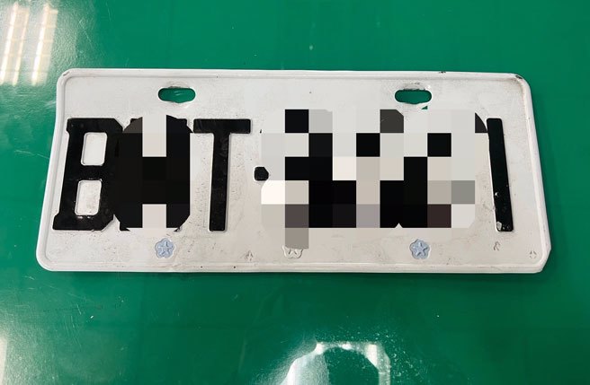 警方起获遭窃的车牌。(翻摄照片／林郁平台北传真)