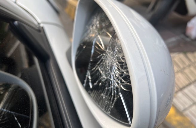 保时捷跑车的后照镜遭人砸毁，车身也有多处刮痕。(翻摄照片／林郁平台北传真)