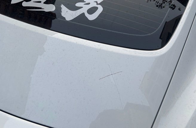 保时捷跑车的后照镜遭人砸毁，车身也有多处刮痕。(翻摄照片／林郁平台北传真)