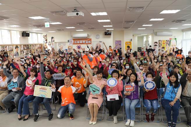 新北市社会局结合爱笑瑜伽协会，在三重光荣国中日曜楼成立银髮教育中心和社区照顾。（陈慰慈摄）